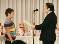 金カップと表彰状を授与される小6の金賞受賞者