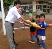京葉学院・ビブスの贈呈