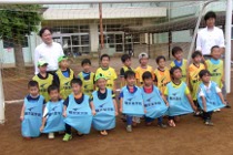 ビブスをプレゼントされたサッカーチーム