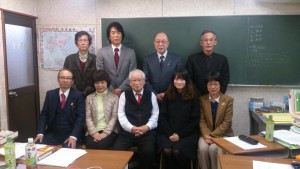 前列中央が佐藤勇治氏、後列左から２人目が坂田義勝氏、３人目が松田邦道氏。 前列右の女性２人は特別参加した香港大学の研究者