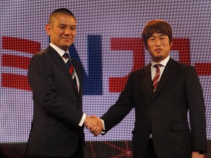 握手をするカドカワ・川上量生 社長（右）と代々木ゼミナール 髙宮敏郎副理事長