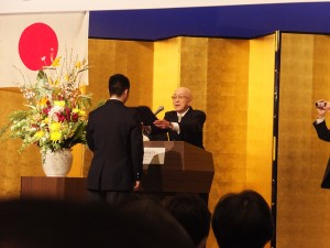 卒業証書を授与する田中雄一校長