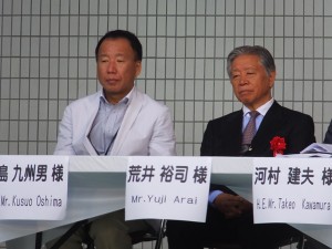 荒井裕司 実行委員（右）と 大島九州男 参議院議員（左）