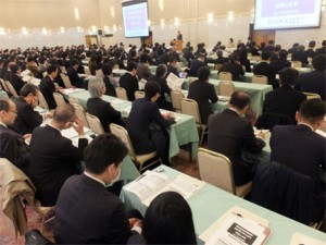 会場は学校関係者、塾関係者で埋め尽くされた