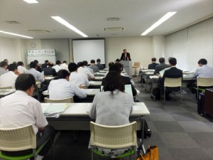 熱心に講演を聞く塾関係者たち