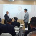 小椋社長に表彰状を授与するエース教育総合研究所・青木清 理事長（左）