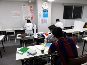 熱心に学習する生徒たち