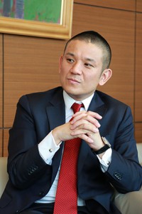 高宮敏郎 氏 学校法人髙宮学園代々木ゼミナール副理事長、SAPIX YOZEMI GROUP 共同代 表。慶應義塾大学経済学部卒業後、三菱信託銀行（現・三菱UFJ 信託銀行）を経て祖父が設立した代々木ゼミナールに入職。米国ペンシルベニア大学で教育学博士号（大学経営学）を取得。2009 年より現職、スカイプ英会話スクール「ベストティーチャー」ボーディングスクール進学「Triple Alpha」の代表も務める。