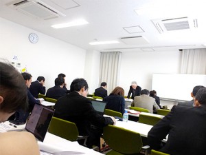 熱心に説明を聞く企業の方々