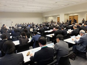 会場には全国から多くの民間教育関係者が集まった