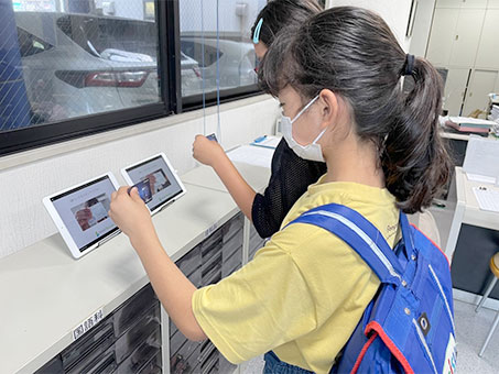 eisu 四日市駅前校で「フレンズ」カードを読み込ませている小学生の様子
