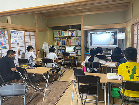 「東大NETアカデミー」の授業を受ける塾生たち