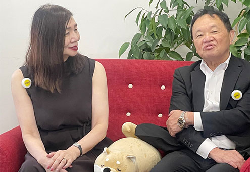 玉井式YouTube 撮影の様子 玉井満代代表(左)・市進ホールディングス 下屋俊裕会長