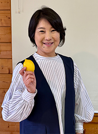 ●ABCランド 代表 岩田 まゆみ 氏(岐阜県笠松町)2000年開校。地域密着型の英語教室として、紹介のみで26年にわたり教室を運営。子どもたちが将来羽ばたくための“未来への翼”を育むべく、英語・速読・タイピング教室を展開している。また、特定非営利活動法人ユートッレク理事として国際交流活動に長年従事。多くの若者に広い視野を育む体験を提供し、リーダー育成事業にも携わっている。